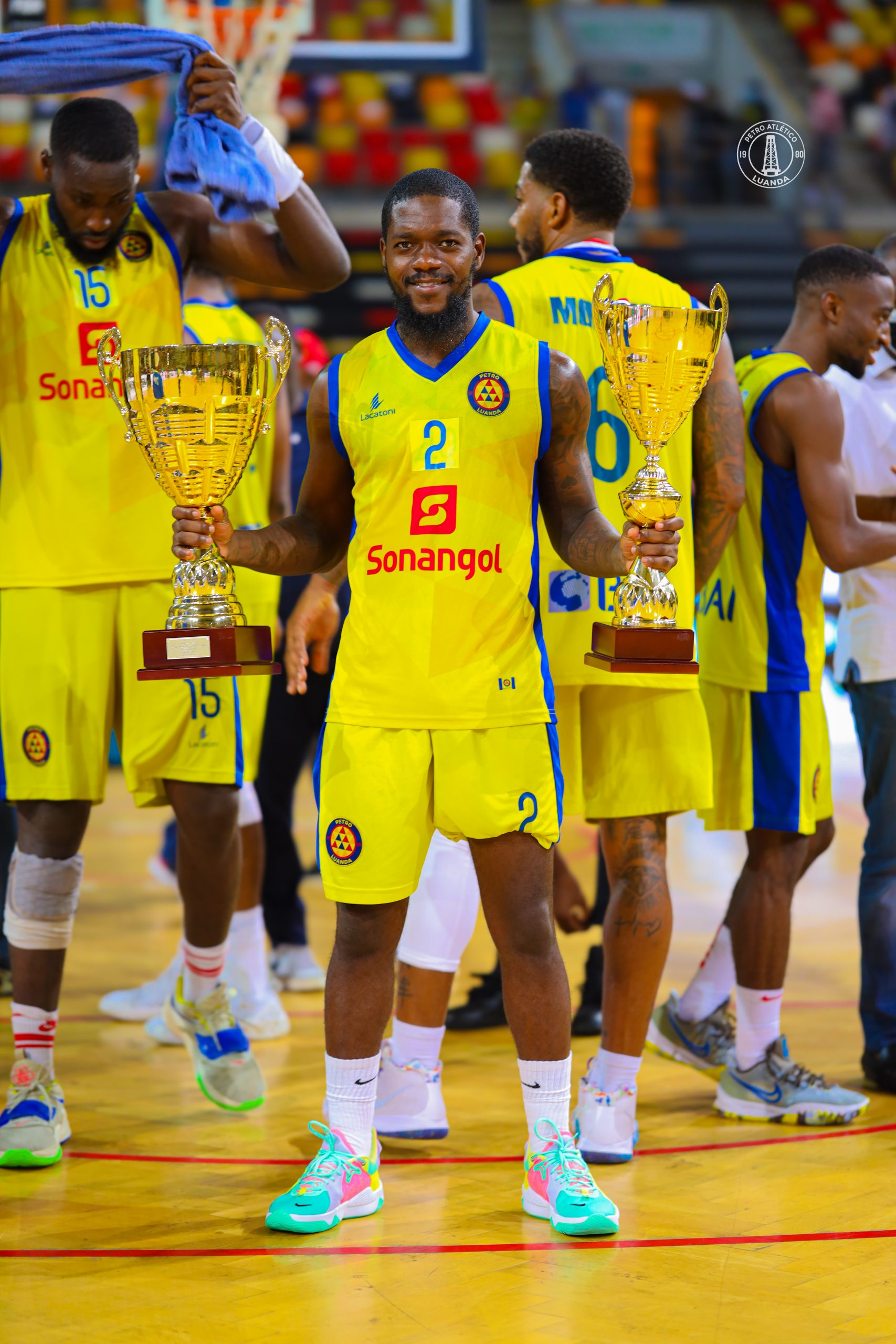 Petro de Luanda on X: 🔝⏩ A Taça de Angola 2021-2022 é tricolor. A nossa  galeria continua a aumentar. Já são 13 títulos da segunda maior prova de  basquetebol do País. #vencemos #