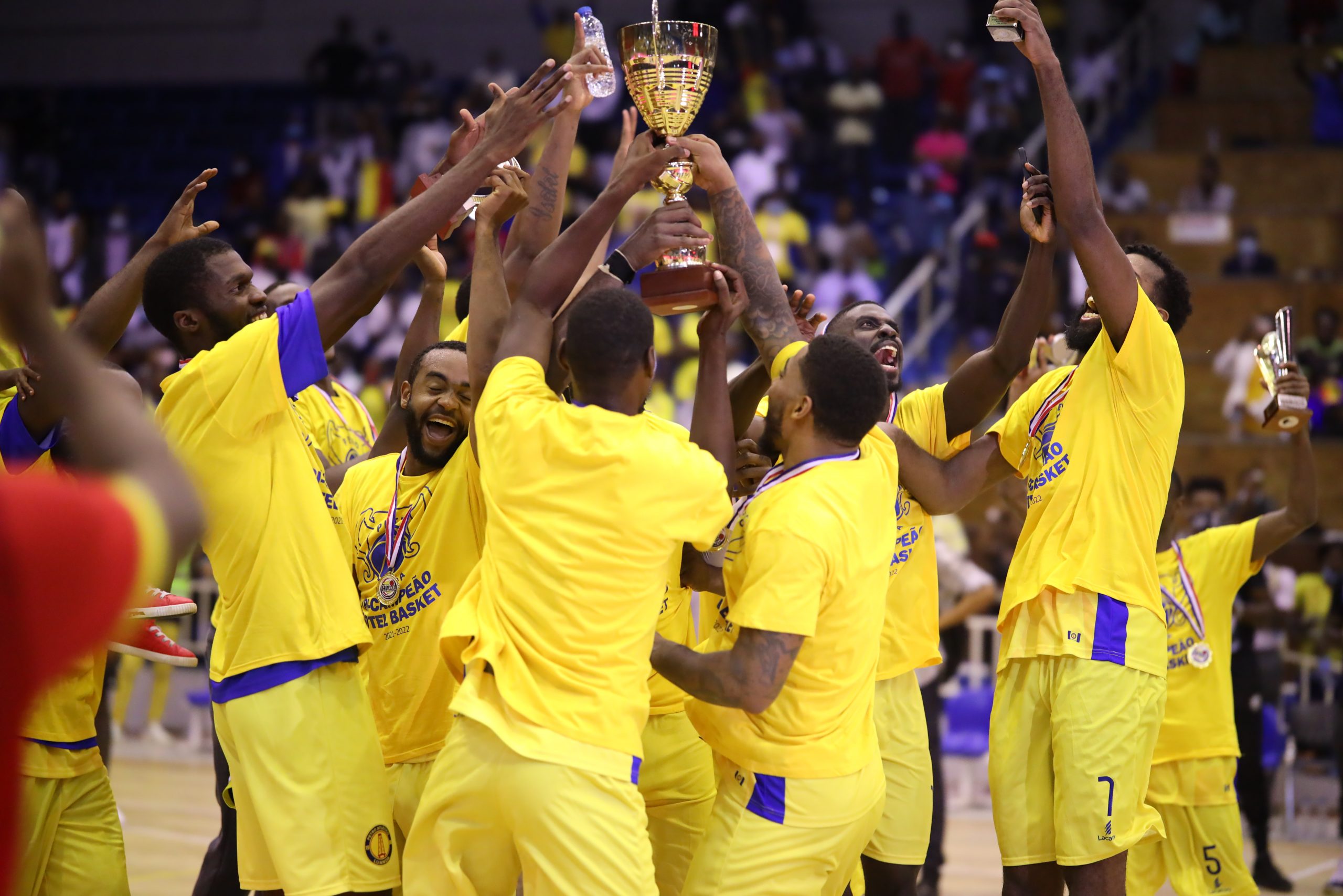 PETRO TRICAMPEÃO NACIONAL DE BASQUETEBOL - Petro de Luanda