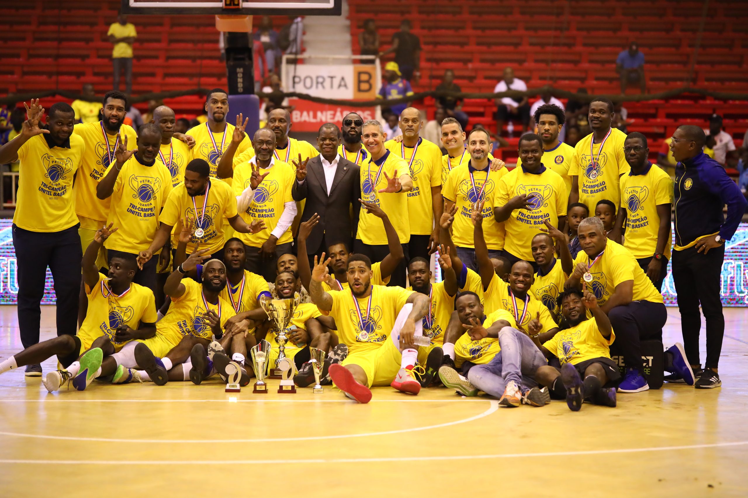 É ELE! 🐐 A equipa principal de basquetebol do Petro de Luanda