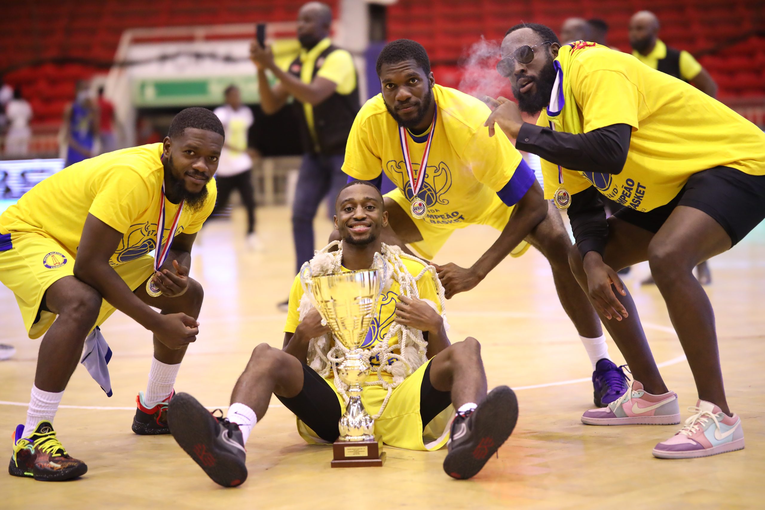 PETRO TRICAMPEÃO NACIONAL DE BASQUETEBOL - Petro de Luanda