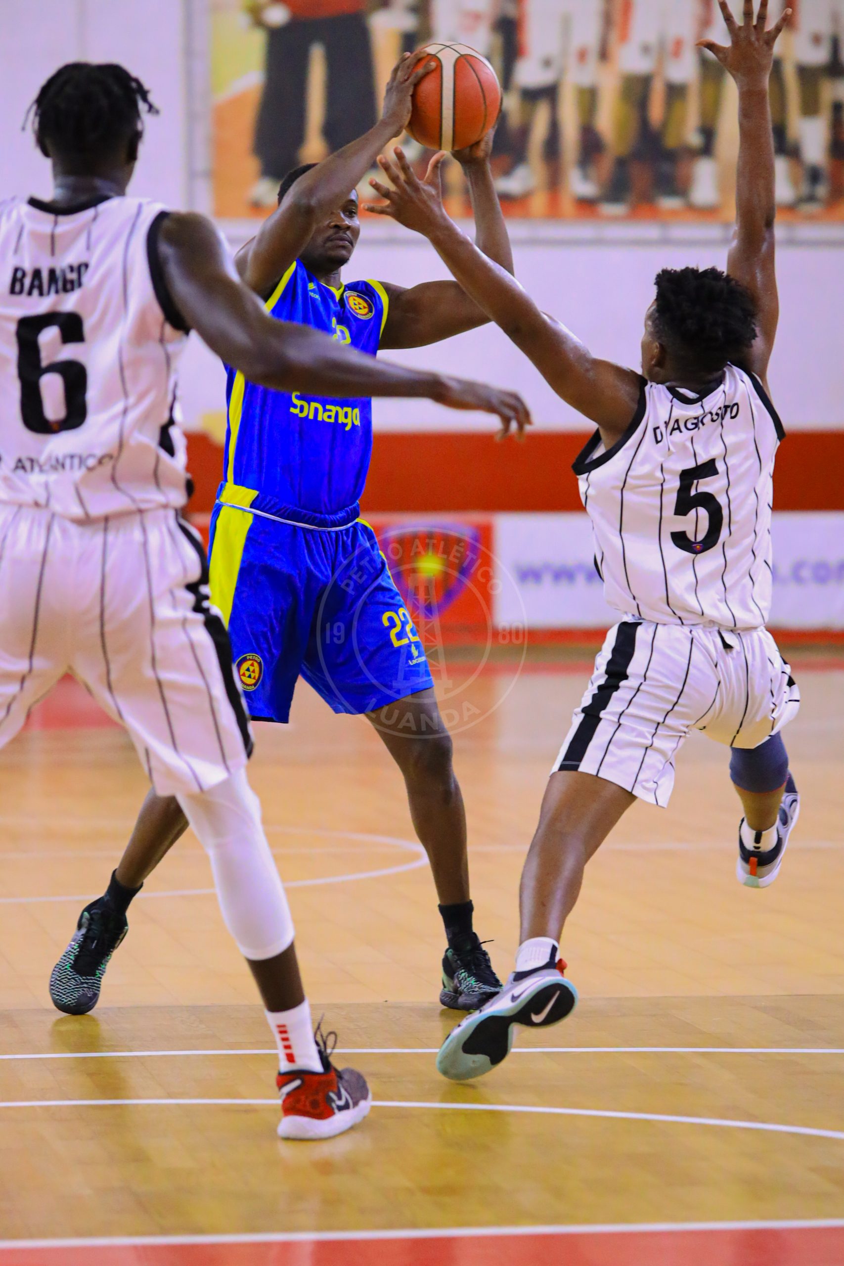 PETRO VENCE 1°DE AGOSTO E CONTINUA LÍDER INVICTO NO UNITEL BASKET - Petro  de Luanda