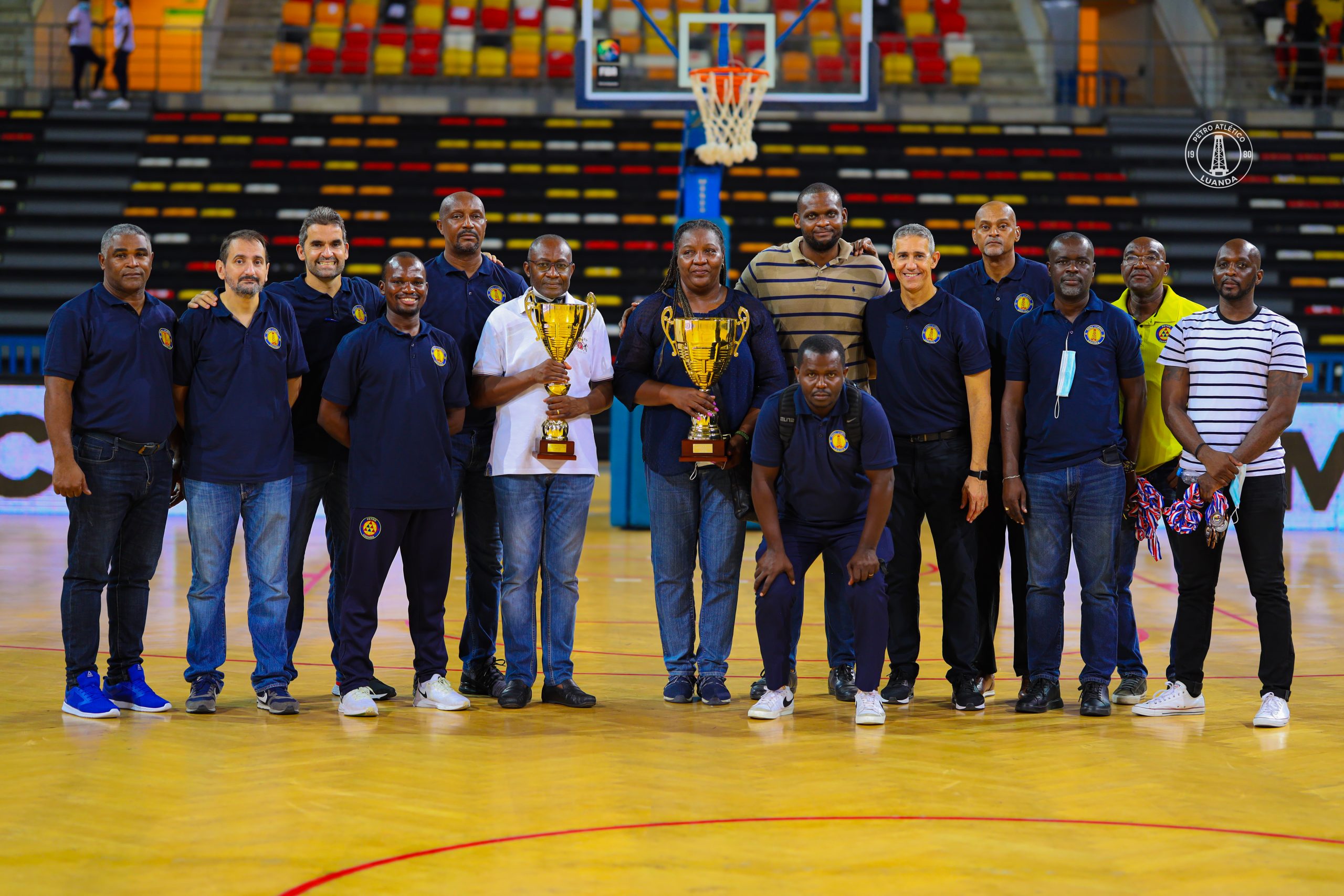 Basquetebol/Angola: Petro de Luanda vence Marinha na segunda mão da Taça de  Angola - Basquetebol - SAPO Desporto