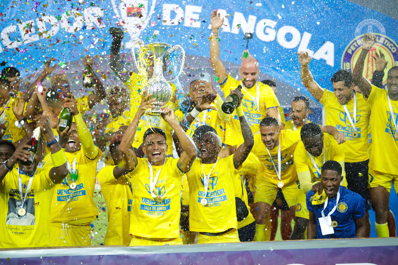 Petro de Luanda on X: 🔝⏩ A Taça de Angola 2021-2022 é tricolor. A nossa  galeria continua a aumentar. Já são 13 títulos da segunda maior prova de  basquetebol do País. #vencemos #